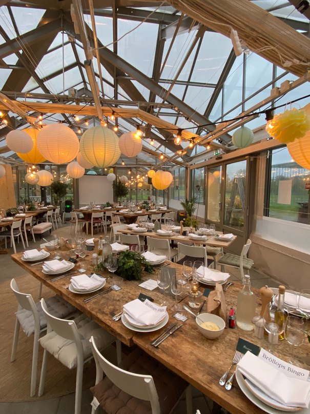 Dukat bord med blommor och vinglas